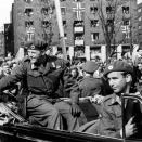 13. mai 1945 kom Kronprins Olav tilbake til Norge. Livvakten i forsetet er Max Manus. Foto: NTB scanpix